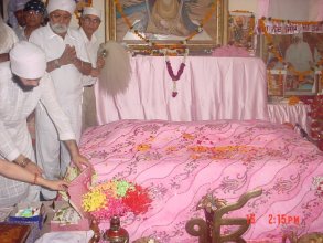 Birthday Party for Chaman Lal, cutting cake in front of Guru Sahib