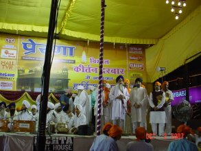 Prerna 2007 Sri Harmandir Sahib Head Granthi Gurbachan Singh hobnobbing with pro-RSS members