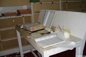 Holy Saroop of Sri Guru Granth Sahib Ji left coovered, without any rumallas or chaur sahib.