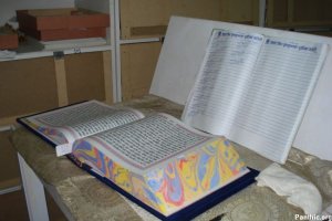 Holy Saroop of Sri Guru Granth Sahib Ji left coovered, without any rumallas or chaur sahib.
