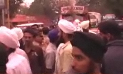 <strong>Sangat Blocks Bombay-Pune Expressway</strong>