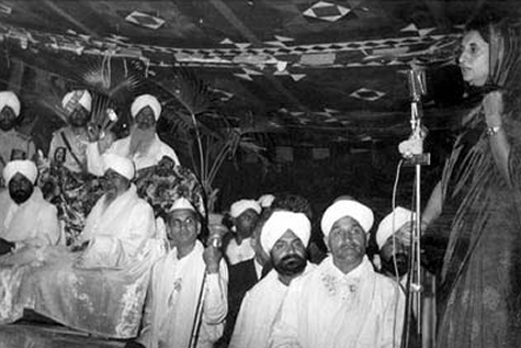 Indra Gandhi in the court of Narakdhari Gurbachan Sinh
