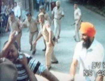 Cowardly Sharma Retreating in Fear from Bhai Hawara