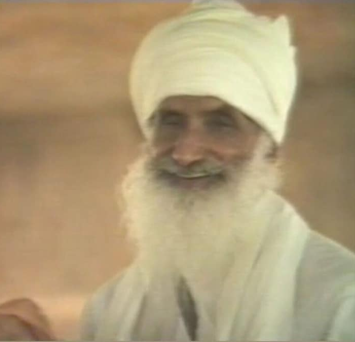 ਹਉ ਬਲਿਹਾਰੀ ਤਿਨ ਕਉ ਜਿਨਿ ਧਿਆਇਆ ਹਰਿ ਨਿਰੰਕਾਰੁ ॥ ਓਨਾ ਕੇ ਮੁਖ ਸਦ ਉਜਲੇ ਓਨਾ ਨੋ ਸਭੁ ਜਗਤੁ ਕਰੇ ਨਮਸਕਾਰੁ ॥੧॥