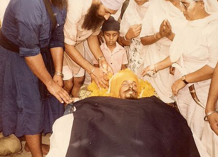 BHai Kulwant Singh Being Honored Before Antim Sanskar